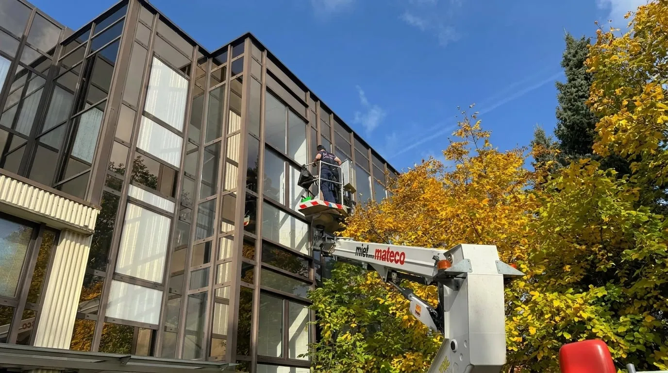 Ideale Gebäudereinigung – Fassadenreinigung mit Hubsteiger an einem Bürogebäude in Göttingen