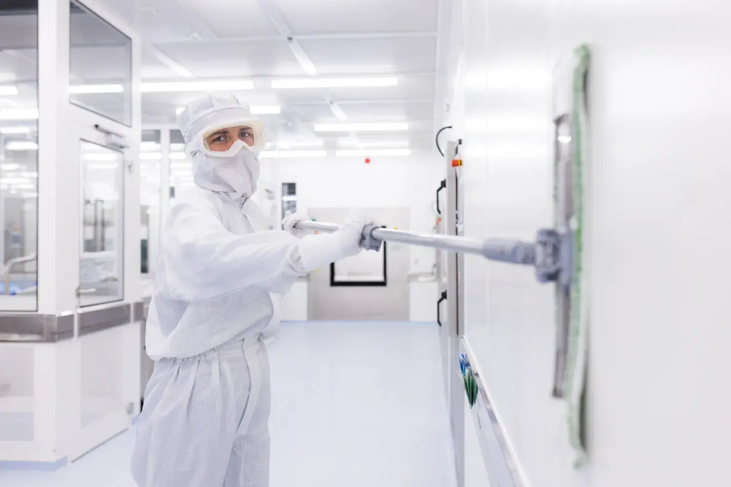 Chemie- und Reinraumreinigung – Ideale Gebäudereinigung